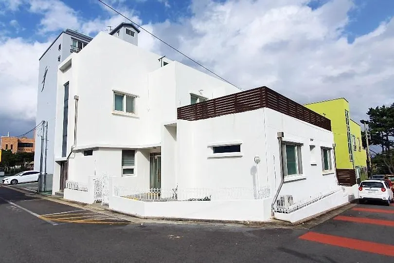 Jeju Guesthouse Togŭnnae