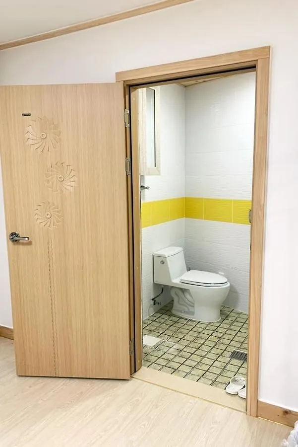 Jeju Guesthouse Togŭnnae